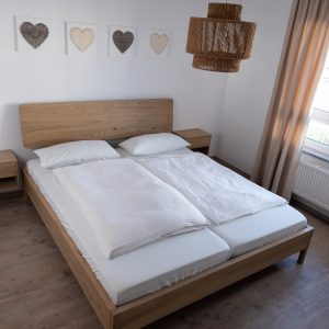 Massivholzbett Eiche mit Nachttischkästchen